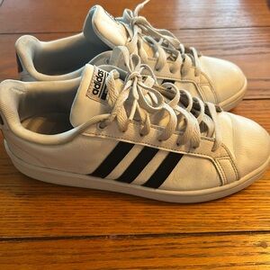 Adidas men’s grand court 2.0
Size 9 1/2